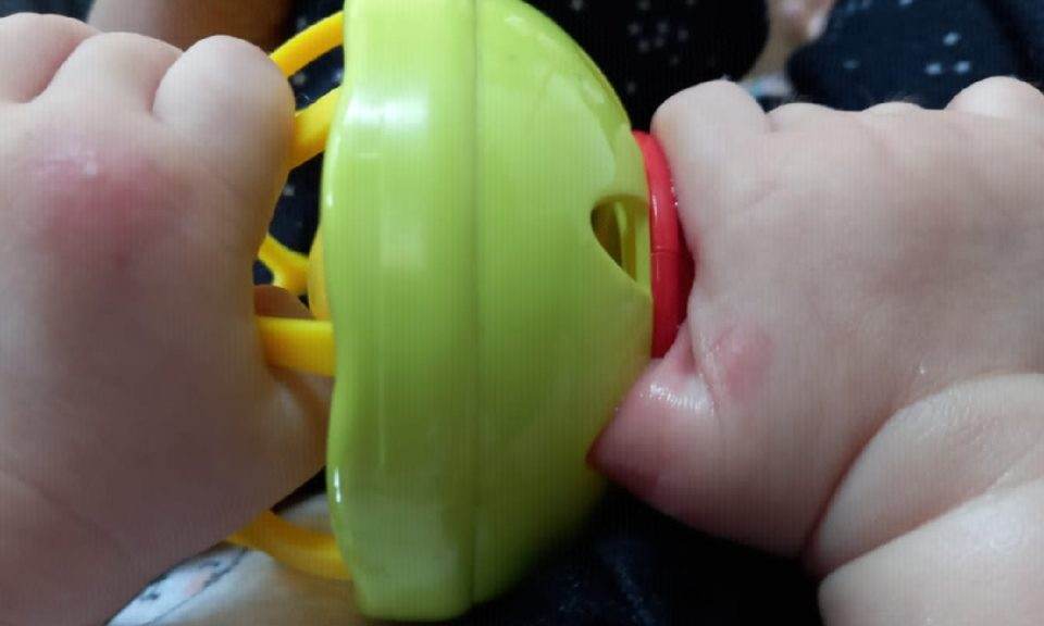 Bebê de 5 meses prende dedo em brinquedo e bombeiros têm de cortar o objeto em Catalão