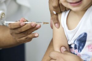 Prefeituras recuam de termo de consentimento para vacina infantil contra Covid