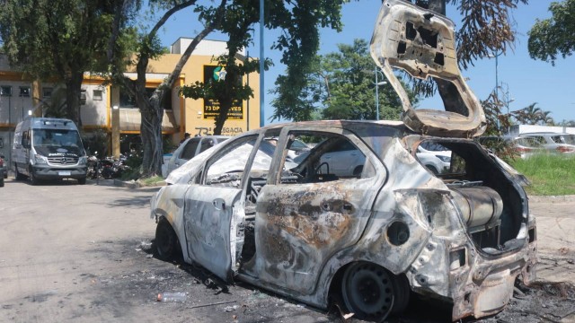 Mulher é presa após incendiar carro do companheiro em São Gonçalo