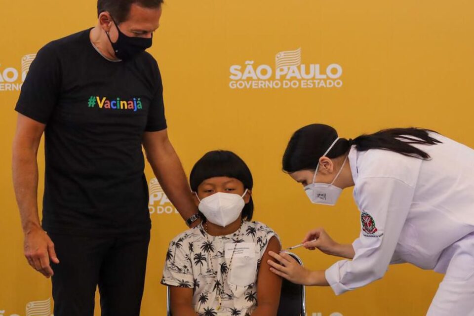 Indígena é a primeira criança vacinada contra a Covid no Brasil