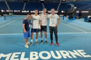 Novak Djokovic em quadra de treinamento na Austrália