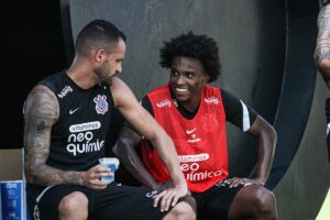 Willian e Renato Augusto em treino do Corinthians