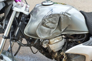 Motociclista sem habilitação morre e deixa irmão gravemente ferido em acidente em Goiânia