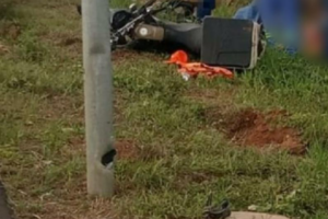 Funcionário da Enel fica gravemente ferido após colidir contra poste na GO-139, em Caldas Novas