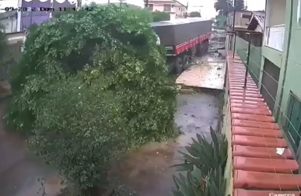 Caminhão sem motorista invade calçada e derruba árvores em Anápolis