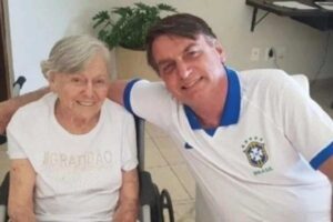 Bolsonaro passa noite em Eldorado após enterro da mãe