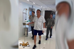 Primeira-dama publica foto de Bolsonaro caminhando pelo hospital