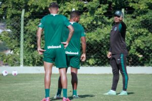 Treinador Gláuber Ramos em treino