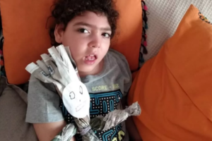 Menino de 8 anos com paralisia cerebral morre após contrair Covid-19, em Goiânia