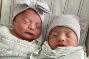 Alfredo veio ao mundo às 23h45 de 2021, e Aylin 15 minutos depois, já em 2022. Irmãos gêmeos nascem em anos diferentes na Califórnia