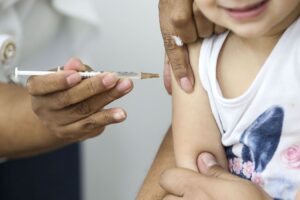 A cidade de Goiânia bateu recorde ao vacinar 3,4 mil crianças contra Covid na terça-feira (25). (Foto: Marcelo Camargo/Agência Brasil)