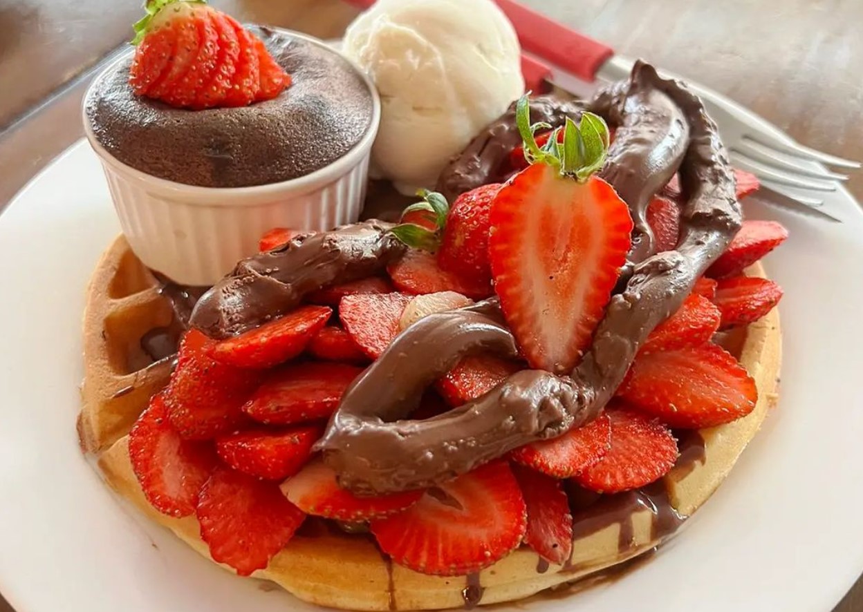 Waffle e geléia de morango caseira. #waffle #ximia #strawberryjam #gramado  #rs #pousadaquerencia