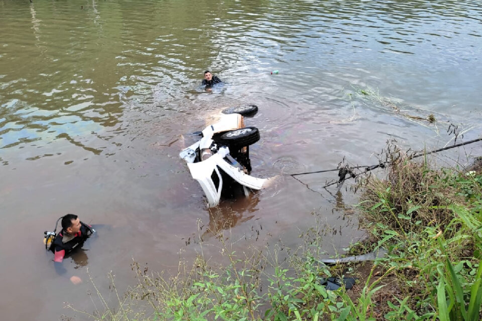 Mulher perde controle da direção e carro cai dentro de Rio Verdinho, em Caçu