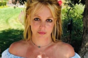 Ex de Britney Spears espiona casa da mãe da cantora após sair da prisão