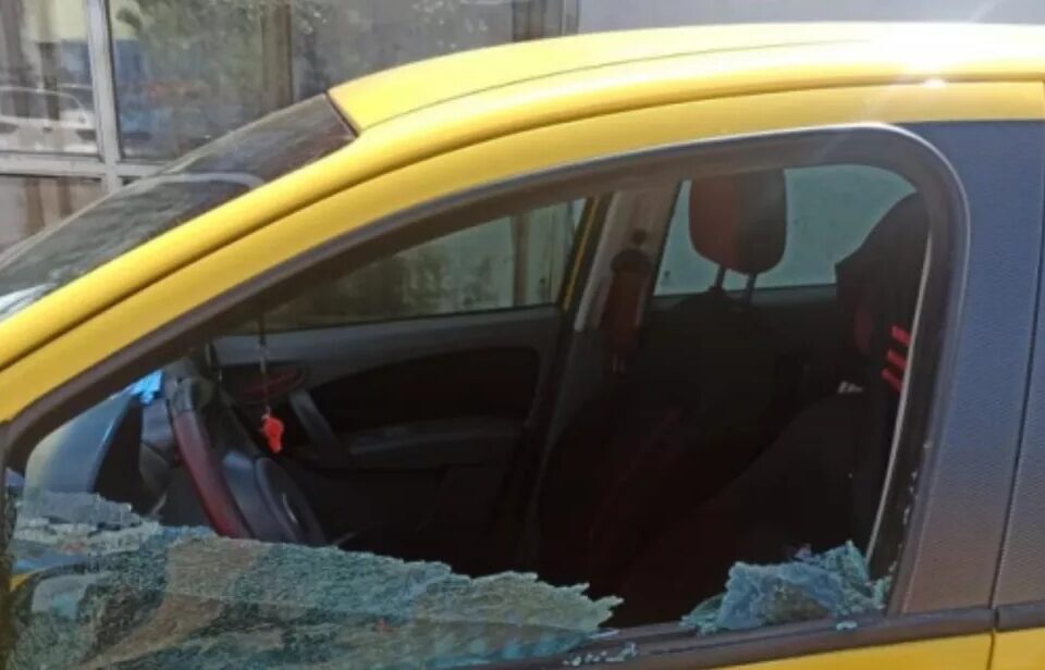 Um jovem, de 19 anos, foi preso após ter um surto psicótico e quebrar o vidro de 13 carros que estavam estacionados em uma rua de Niquelândia. (Foto: reprodução/TV Anhanguera)