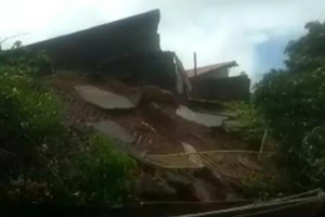 Muro desaba sobre o quintal de uma casa após intensas chuvas em Águas Lindas de Goiás