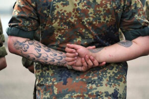 Bolsonaro sanciona projeto que detalha proibição de tatuagem na Marinha