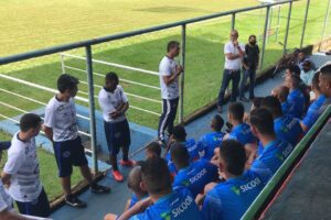 Edson Júnior conversa com jogadores do Goianésia