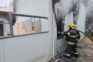 Bombeiros controlam incêndio em residência, no Goiânia 2