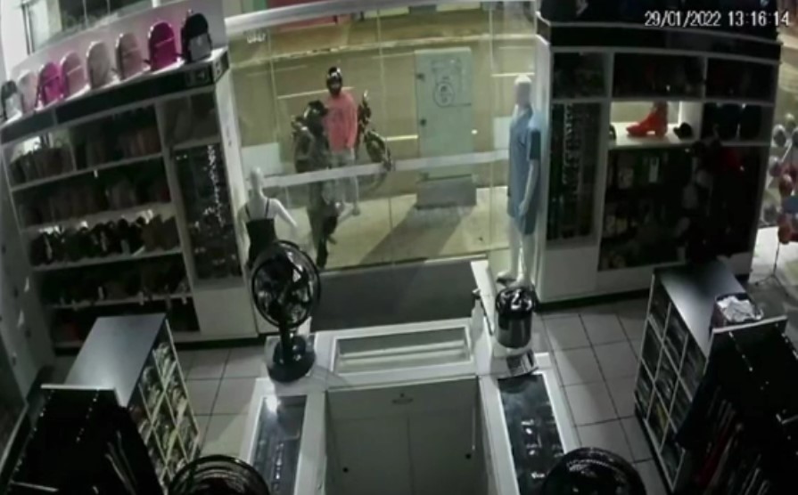 PM prende um dos três criminosos que quebraram porta e furtaram loja em Jataí (Foto: Polícia Militar)