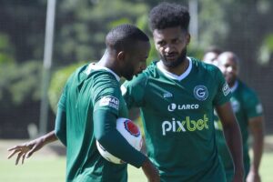 Jogadores do Goiás em treino antes da estreia no Goianão