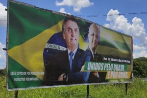 Ministério Público irá investigar 'outdoor' com Bolsonaro e Vitor Hugo em Goiânia