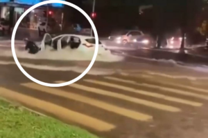 Motorista tenta sair do carro durante chuva em Goiânia e é arrastado por enxurrada