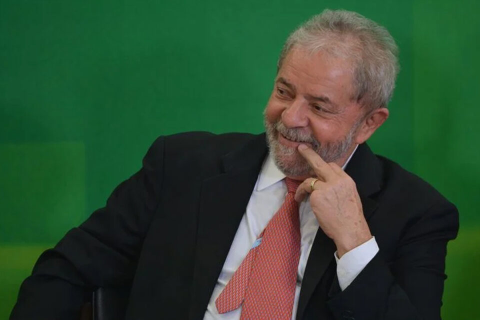 Lewandowski suspende ação penal contra Lula por caças suecos