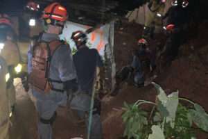 Deslizamento de terra deixa mãe e 2 filhos mortos em Embu das Artes
