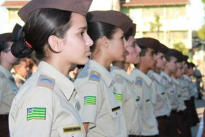 Defensoria pede a PM e governo de Goiás dados sobre proibição do uso de calças por alunas de escolas militares