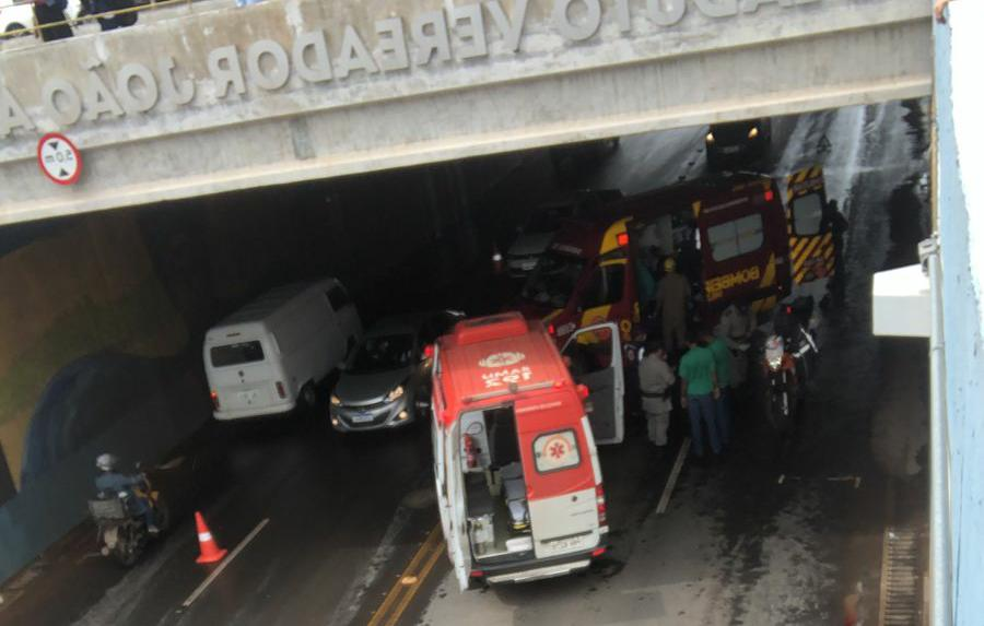 Motociclista morre após ser atingido por carro e cair de viaduto em Aparecida de Goiânia