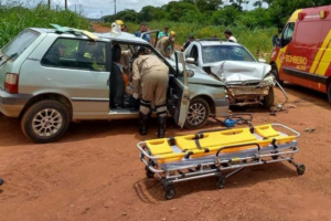 Colisão entre dois veículos deixa 5 feridos em Morrinhos