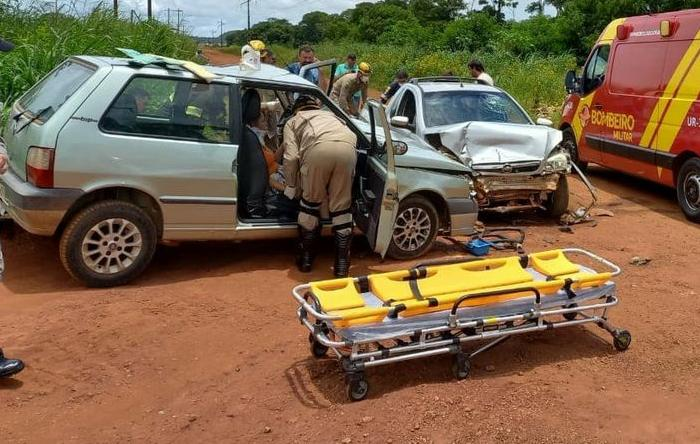 Colisão entre dois veículos deixa 5 feridos em Morrinhos