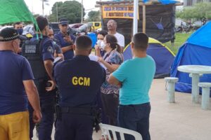 Oficiais de Justiça notificam guardas-civis acampados em Aparecida