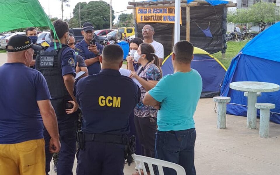 Oficiais de Justiça notificam guardas-civis acampados em Aparecida