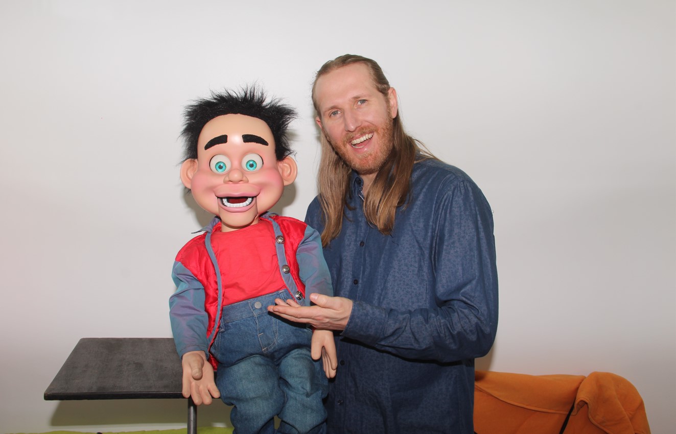 Yakko Sideratos apresenta show de ventriloquia neste sábado 