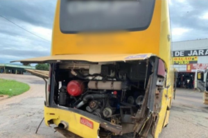 Ônibus com atletas de Cuiabá se envolve em acidente com caminhão na BR-153 em Jaraguá