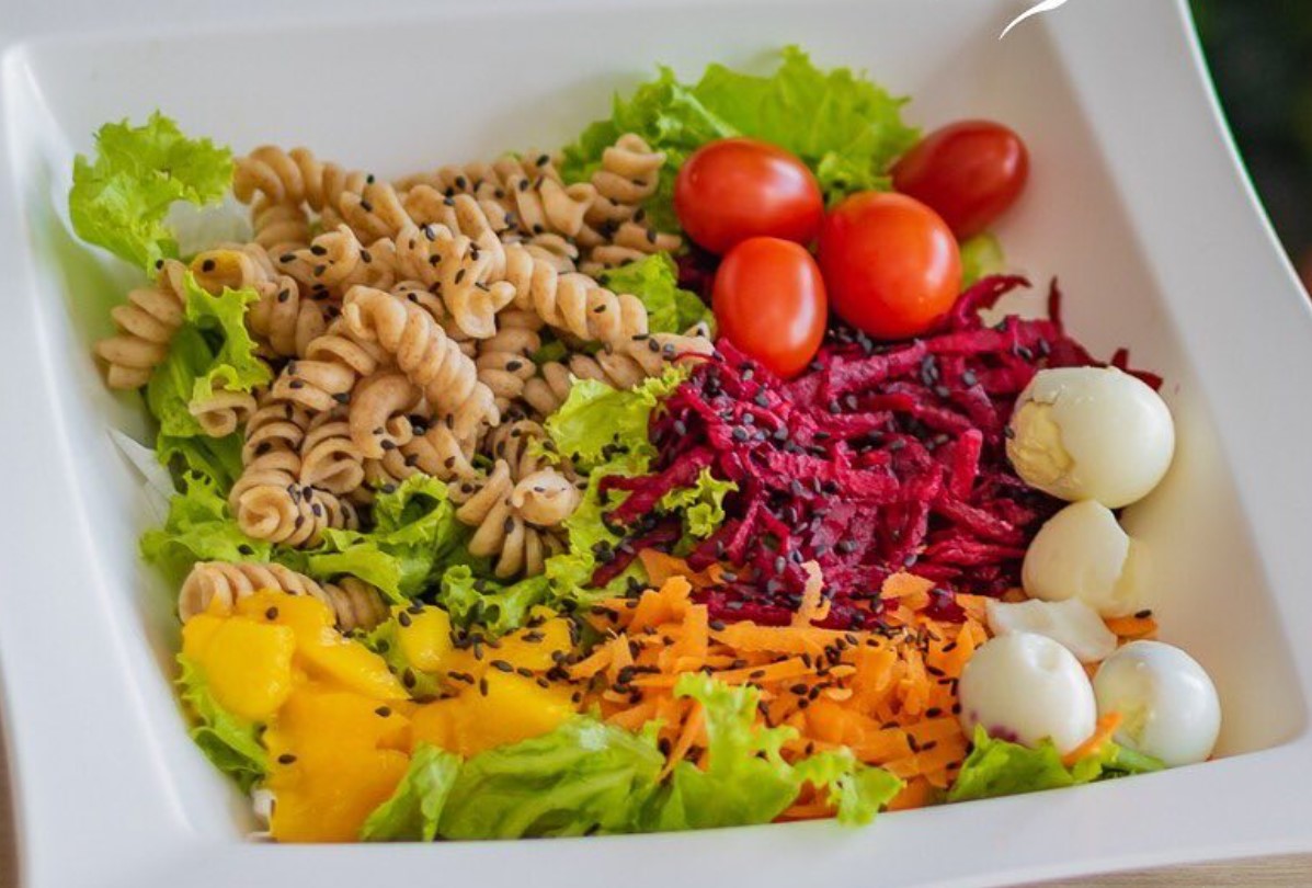 O buffet apresenta variedade de olhas, verduras, legumes, frutas, grelhados, opção de salada em Goiânia