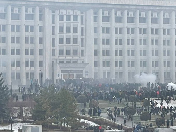 Presidente do Cazaquistão manda 'atirar para matar' manifestantes