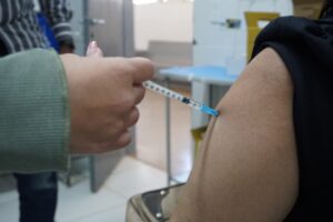 servidora foi afastada em dezembro de 2021 quando a prefeitura publicou um decreto que exige a vacinação para profissionais da saúde