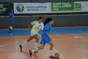 Disputa do futsal feminino nos Jogos Abertos de Goiás