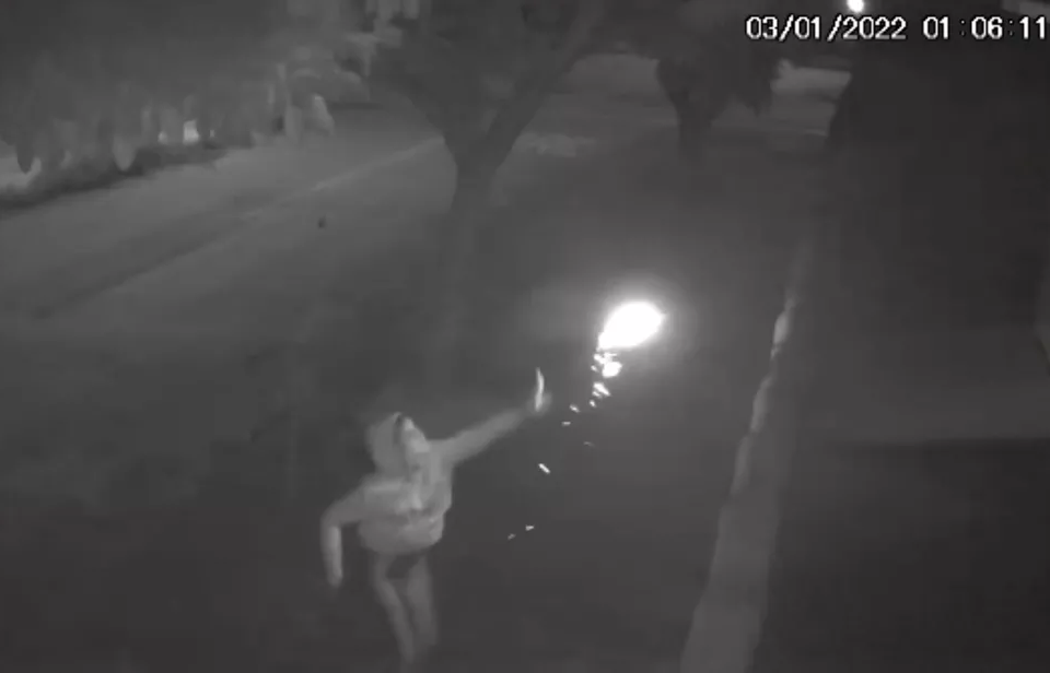 Mulher atira bomba em quintal de casa em Anápolis e coloca bebê em risco