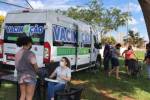 Vans da vacina contra a Covid-19 atendem no Jardim Novo Mundo nesta segunda (31)