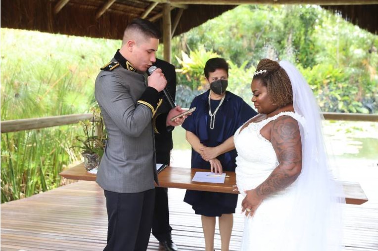 Casamento da cantora foi no Rio; ela conheceu Lucas Souza há cinco meses. Fotos do casamento de Jojo Todynho com oficial do Exército