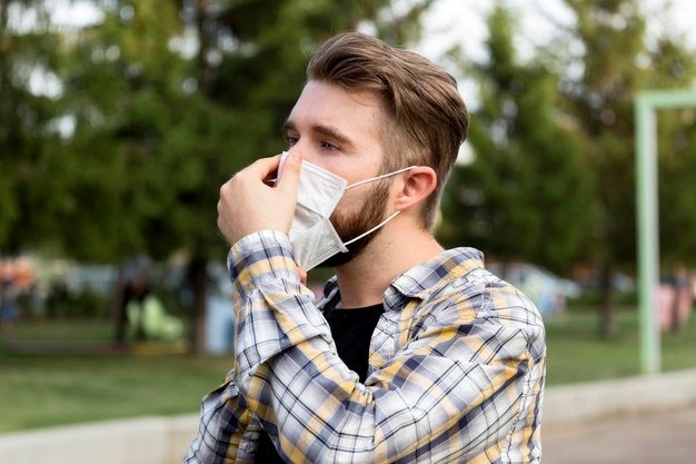 Pesquisadores avaliaram cerca de mil mil homens e mulheres Pessoas que se acham feias são mais propensas a continuar usando máscaras