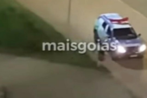 Vídeo mostra momento em viatura da polícia atropela morador de rua baleado na Praça do Sol em Goiânia (Foto: Leitor Mais Goiás)
