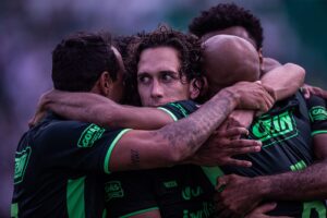 Jogadores do Goiás se abraçando após gol