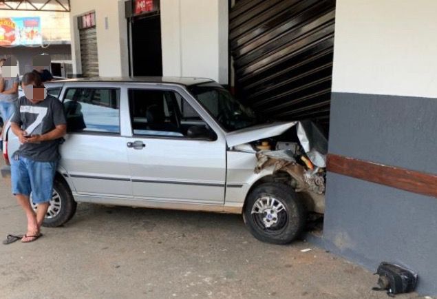 Veículo atingiu porta de uma loja de tintas na Rua Senador Caiado, no Bairro São Carlos. (Foto: Reprodução)