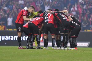 Equipe do Atlas do México reunidos no meio do campo