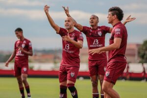 Jogadores do Atlético Goianiense em brincadeira no treino